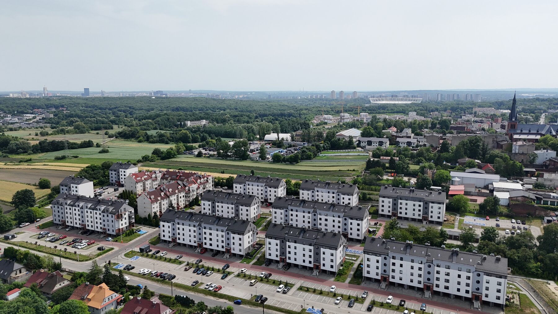 Osiedle wykończone przez Studio Hirsz — widok z lotu ptaka, w tle panorama Katowic